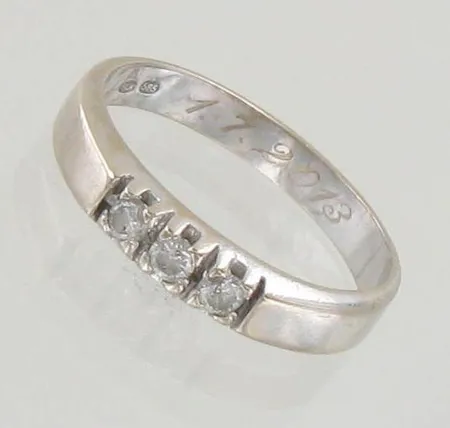 Timanttisormus 3xn.0.06ct, kaiverrettu, koko 18¼, 585 valkokulta, paino 2,9g
