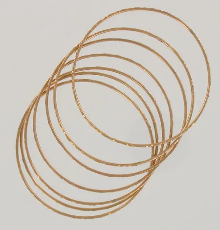 Seitsemän kuvioitua rannerengasta, Ø 60mm, 750, paino 33,5g