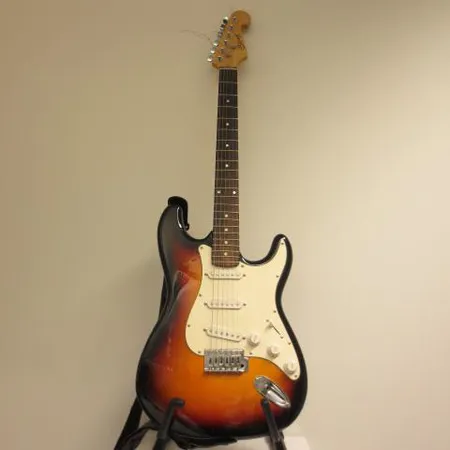 Sähkökitara Skylark Stratocaster replika, pieniä kolhuja, pehmeä laukku Ota yhteys panttilainaamoon kuljetusmaksusta sopimiseksi.