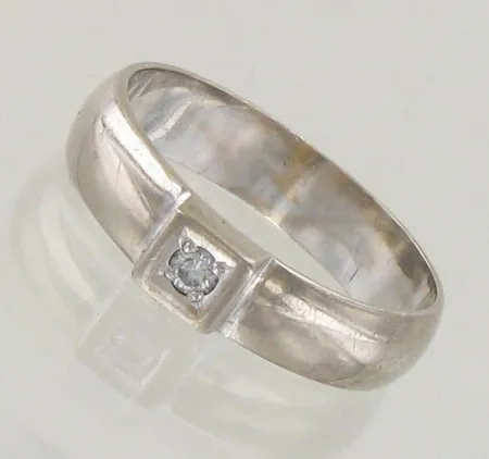 Timanttisormus 1xn.0.06ct, koko 18¼, 585 valkokulta, paino 3,7g 