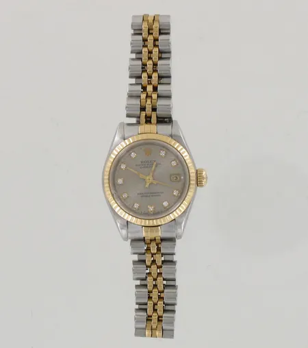 Teräs-kultarannekello timanteilla Rolex Oyster Perpetual Datejust, 69173 L569520, automaatti, taulun Ø 26mm, rannekkeen pituus 180mm, lasi viallinen ja ranneke venynyt. 