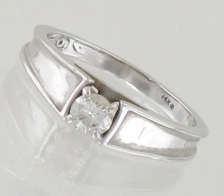 Timanttisormus 1xn.0.37ct, koko 18¼, 585 valkokulta, paino 4,0g