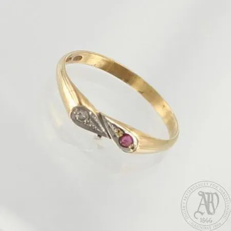 Kivisormus timantilla 1xn0.02ct, koko 17½, 585br, paino 1,3g 