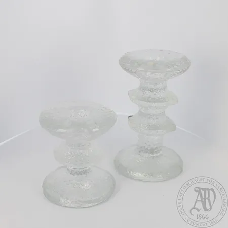 Kaksi kynttilänjalkaa Iittala, Festivo, korkeudet 80mm ja 120mm, pohjassa pieni lohkeama, Ota yhteys panttilainaamoon kuljetusmaksusta sopimiseksi. Lähetetään postipakettina.