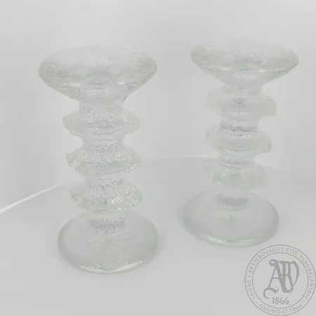 Kaksi kynttilänjalkaa Iittala, Festivo, korkeus 145mm, Ota yhteys panttilainaamoon kuljetusmaksusta sopimiseksi. Lähetetään postipakettina.