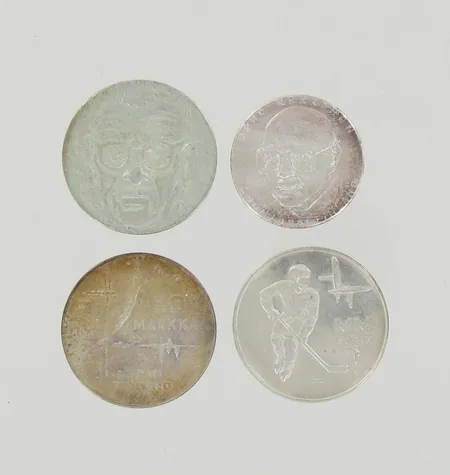 Neljä juhlarahaa, J.K. Paasikivi 100 vuotta 1970 10mk, U.K.K. presidenttinä 25 vuotta 1981 50mk,, Jääkiekon MM-kilpailut 1982 50mk, 500, paino 88,7g