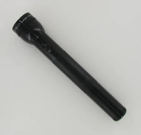 Käsivalaisin Mag-Lite, käytön jälkiä, pituus 31cm, musta,