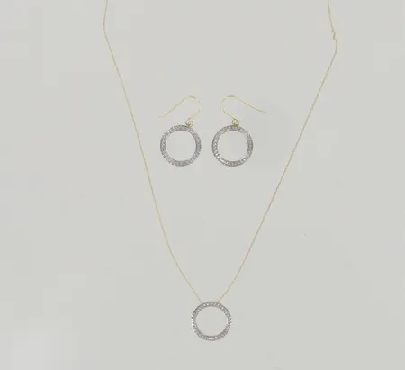 Korvakorut, Ø 17mm, riipus kaulaketjulla, riipuksen Ø 17mm, ketjun pituus 45,5cm, 585 kelta- ja valkokulta, paino 1,6g