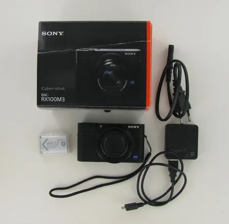 Kamera Sony Cyber-shot DSC-RX 100 M3, 20,1 megapikseliä, Zeiss-optiikka, laturi, ohjekirja, laatikko. https://www.sony.fi/electronics/cyber-shot-kompaktikamerat/dsc-rx100m3