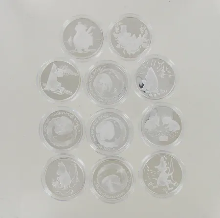 Mitalisarja Tove Jansson Muumit, 11 mitalia (1 puuttuu), aitoustodistus, käsittelyhansikkaat, tarra, puulaatikko, 925, paino 297,0g