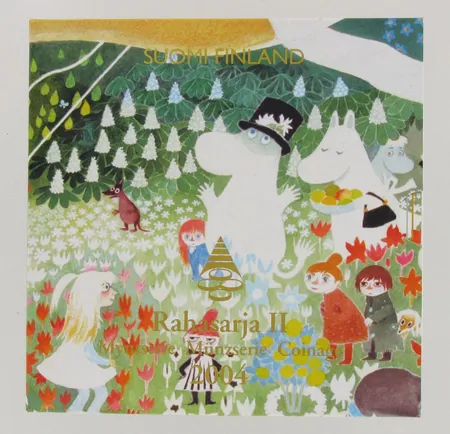 Rahasarja II Suomi, Muumit Tove Jansson, 2004, Sisältää tavallisten vuoden 2004 1 sentin - 2 euron kolikoiden lisäksi harvinaisen Suomi 2004 2 ? EU Laajentuminen UNC -erikoisrahan ("risuraha") sekä jetonin.
