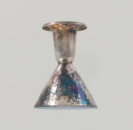 Kynttilänjalka, kaiverrettu, korkeus 80mm, 830br, paino 66,8g 