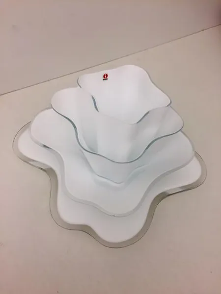 Lasiveistos, Iiittala, Kukka, neljä osaa, signeeraus Alvar Aalto 2007, opaalilasia, puumuottiin puhallettu, mitat 175 x 360 mm, yhdessä osassa reunassa pieniä vikoja. Ota yhteys panttilainaamoon kuljetusmaksusta sopimiseksi.