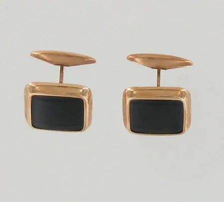 Onyxkalvosinnapit, kaiverretut, koko 18x18mm, vuodelta 1969, 585br, paino 8,5g