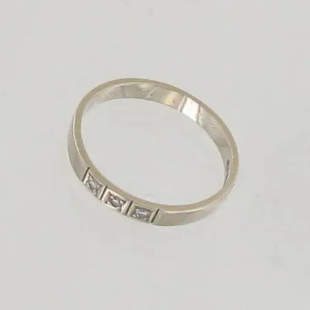 Timanttisormus 3xn.0.005ct, kaiverrettu, koko 18½, 750 valkokulta, paino 2,5g