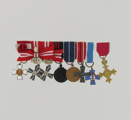 Minikunniamerkkiripa, Suomen leijonan ritarikunnan risti, VR 4 1941 miekoilla ja tammenlehvällä, VR 4 1941 miekoilla, talvisodan muistomitali 1939-1940 kotijoukot, Jatkosodan muistomitali 1941-1945, Suojeluskunnan risti, 5. divisioonan risti (Ilves-Divisioona), Brittiläisen imperiumin risti 