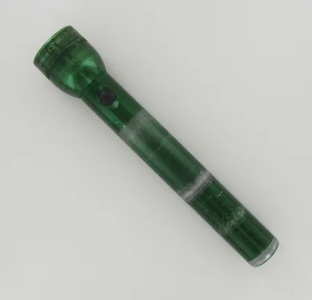 Käsivalaisin Mag-Lite, käytön jälkiä, pituus 31cm, vihreä