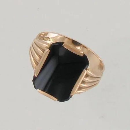 Kivisormus, koko 20¾, vuodelta 1964, 585br, paino 4,4g