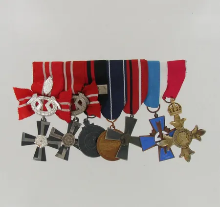 Kunniamerkkiripa, VR 4 1941 miekoilla ja tammenlehvällä, VR 4 1941 miekoilla, talvisodan muistomitali 1939-1940 kotijoukot, Jatkosodan muistomitali 1941-1945, Suojeluskunnan risti, 5. divisioonan risti (Ilves-Divisioona), Brittiläisen imperiumin risti 