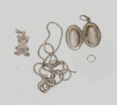 Viallisia koruja, 925, paino 6,4g
