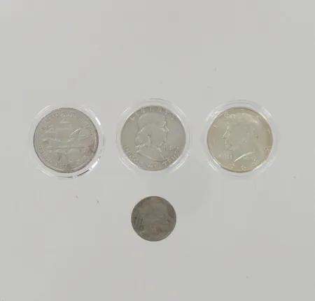 Neljä hopearahaa USA, nimellisarvot 1/2 dollaria ja 5 senttiä, vuosilta 1893, 1962, 1964 ja 1936, aitoustodistus, 900, paino 37,5g