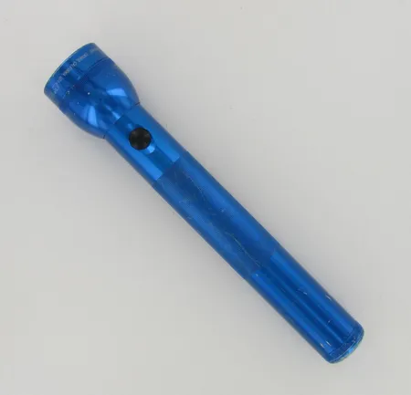 Käsivalaisin Mag-Lite, käytön jälkiä, pituus 31cm, sininen
