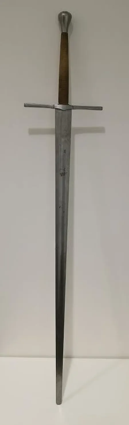 Puolentoista käden miekka, The Liechtenauer, Albion Swords, pituus 120cm.  Ota yhteys panttilainaamoon kuljetusmaksusta sopimiseksi.