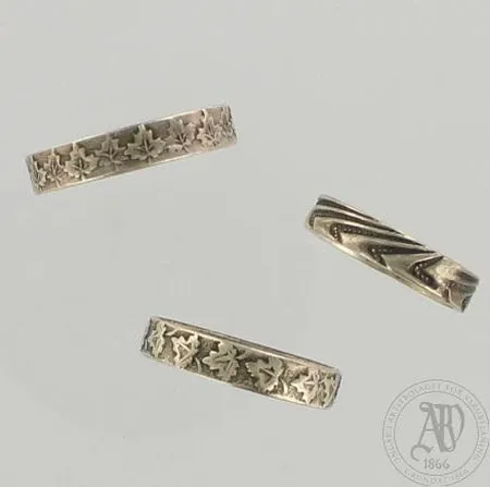 Kolme kuvioitua sormusta, kaiverrettuja, koot 17¼ 19 ja 20½, 925, paino 7,8g