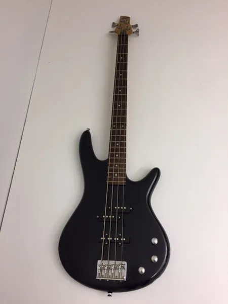 Sähköbasso Ibanez GSR 190 JU-BK, käytön jälkiä, pehmeä laukku. Ota yhteys panttilainaamoon kuljetusmaksusta sopimiseksi. 