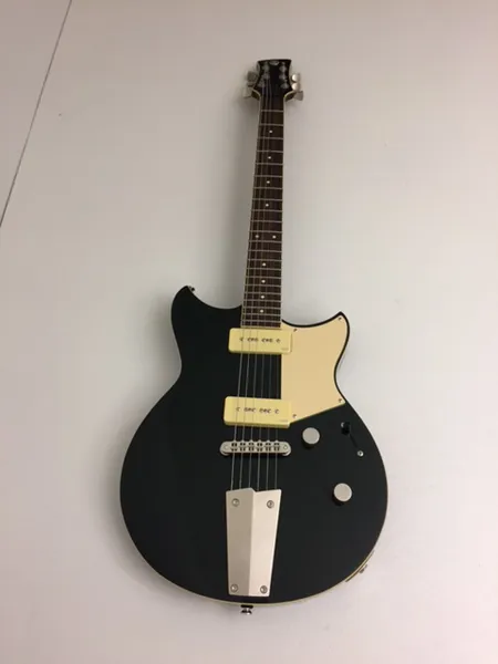 Sähkökitara Yamaha RS 502 T, väri Bowden Green, mahonkirunko ja -kaula, vaahterakansi, ruusupuuotelauta, Yamaha Alnico P90-mikrofonit, Dryswitch Push/Pull-tone, 22 jumbo-nauhaa, pehmeä Yamaha-laukku. Ota yhteys panttilainaamoon kuljetusmaksusta sopimiseksi. 