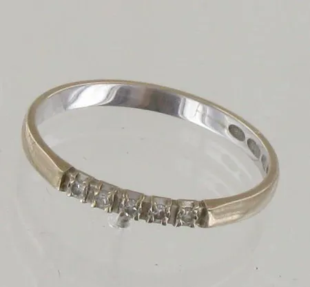 Timanttisormus 5xn.0.005ct, koko 16½, 585 valkokulta, paino 1,3g
