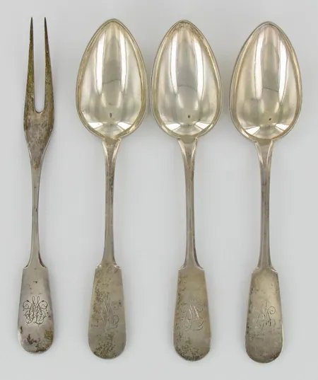 Kolme ruokalusikkaa ja tarjoiluhaarukka, kaiverrettuja, 170-175mm, 813, paino 109,5g
