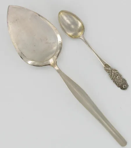Kakkulapio ja lusikka, kaiverrettuja, käytön jälkiä, 813-916, paino 67,7g