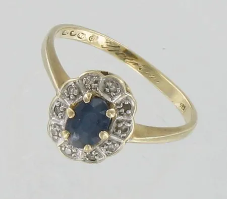 Sinisafiirisormus timanteilla 10xn.0.005ct, kaiverrettu, käytön jälkiä, koko 17, 585br, paino 2,0g