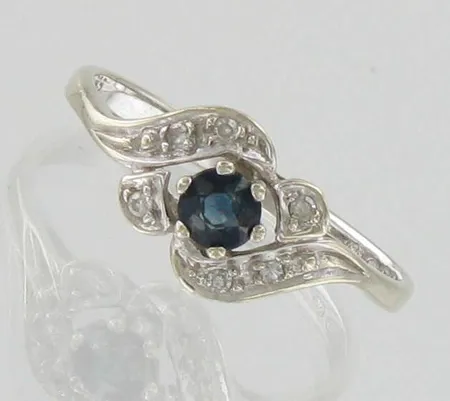 Sinisafiirisormus timanteilla 6xn.0.01ct, koko 18¾, 585br valkokulta, paino 2,1g