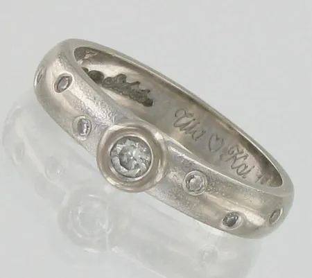 Timanttisormus 1xn.0.09ct 6xn.0.01ct, kaiverrettu, koko 16½, 585 valkokulta, paino 4,5g