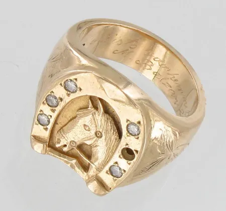 Timanttikantasormus 5xn.0.06ct, yksi timantti puuttuu, kaiverrettu, koko 22¾, 585, paino 41,4g