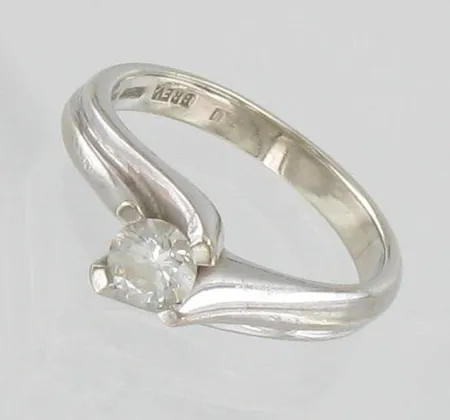 Timanttisormus 1xn.0.35ct, koko 15¾, 585 valkokulta, paino 3,9g