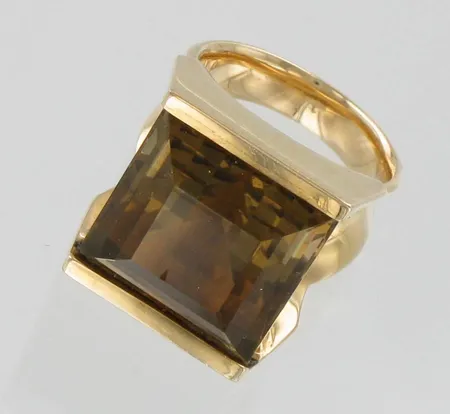 Kivisormus Kaunis Koru, tekijäleima O.Nu, vuodelta 1965, koko 16¾, kiven mitat 17x17x13mm, 585br, paino 21,4g