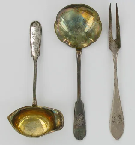 Liemikauha, tarjoilulusikka ja -haarukka, kaiverrettuja, 145-165mm, 813, paino 86,8g
