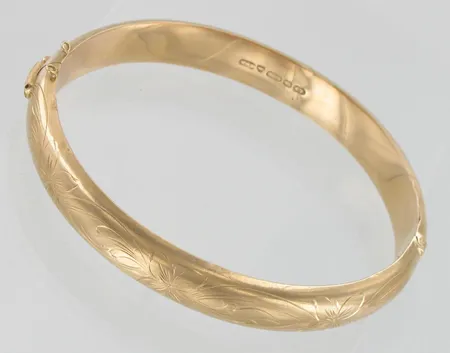 Kuvioitu rannerengas, käytön jälkiä, varmuuslenkki puuttuu, Ø 60mm, 585br, paino 17,3g