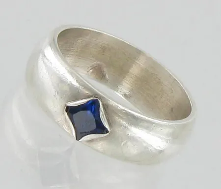 Kivisormus, käytön jälkiä, koko 16½, 925br, paino 4,7g