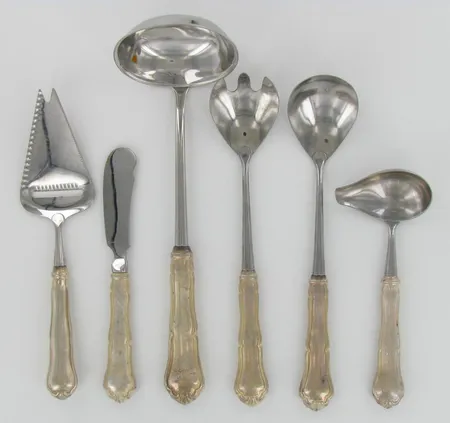Salaattiottimet, juustohöylä, voiveitsi, liemikauha ja kastikekauha, Chippendale, pituudet 230mm, 220mm, 180mm, 265mm ja 170mm, 830br, paino 514,1g
