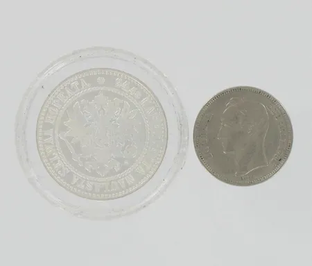 Replika 1 Markka 1864, 925, paino 14,9g ja 1 Bolivar 1967, Venezuela (nikkeliä)