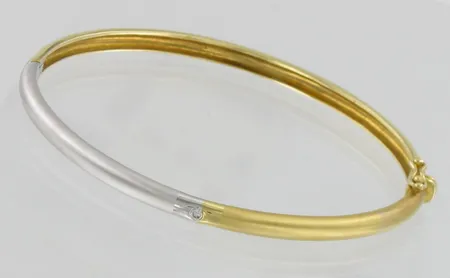Rannerengas timantilla 1xn.0.04ct, Ø 56mm, 750 kelta- ja valkokulta, etupuoli mattahiottu, paino 14,8g