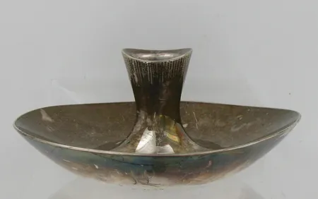Kynttilänjalka, kaiverrettu, korkeus 55mm, leveys 130mm, 813br, paino 176,1g