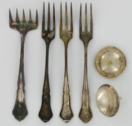 Kolme tarjoiluhaarukkaa, sillihaarukka ja kaksi juustonappia, Chippendale, 110-115mm,813, paino 61,1g