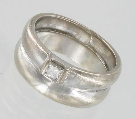 Timanttisormus 1xn.0.20ct princess-hiontainen,koko 16½, 585-750 valkokulta, paino 8,6g