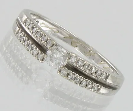 Timanttisormus 1xn.0.20ct 24xn.0.01ct, kaiverrettu, koko 18, 585 valkokulta, paino 3,8g
