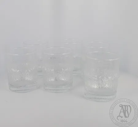 Kuusi lasia Iittala, Tapio Wirkkala/Niva, korkeus 68mm.  Ota yhteys panttilainaamoon kuljetusmaksusta sopimiseksi.